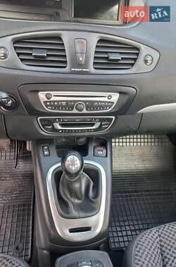 Минивэн Renault Scenic 2011 в 