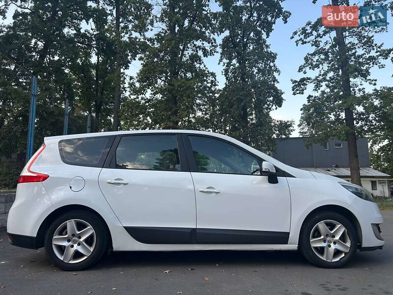 Минивэн Renault Scenic 2012 в Буче