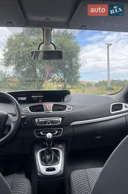 Минивэн Renault Scenic 2011 в 