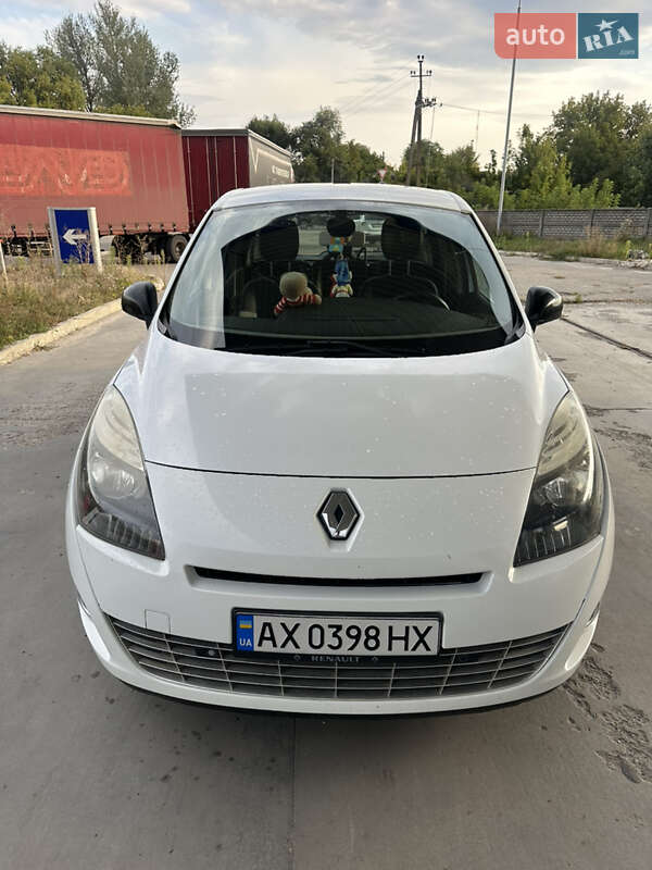 Минивэн Renault Scenic 2011 в 