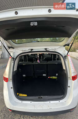 Минивэн Renault Scenic 2011 в 