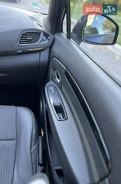 Минивэн Renault Scenic 2011 в 