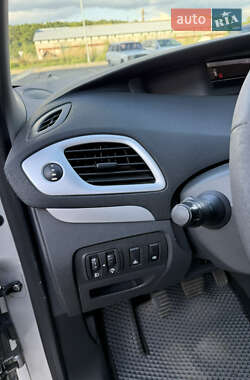 Минивэн Renault Scenic 2012 в 