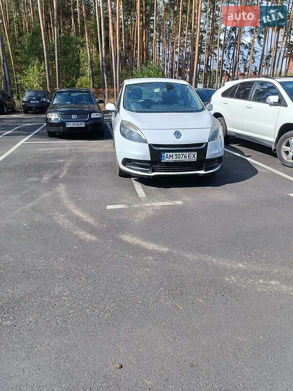 Минивэн Renault Scenic 2012 в Малине