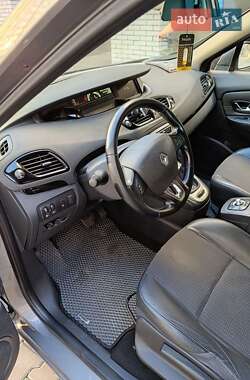 Минивэн Renault Scenic 2015 в 