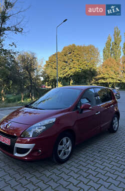 Минивэн Renault Scenic 2011 в 