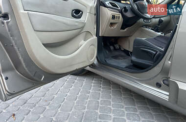 Минивэн Renault Scenic 2011 в 