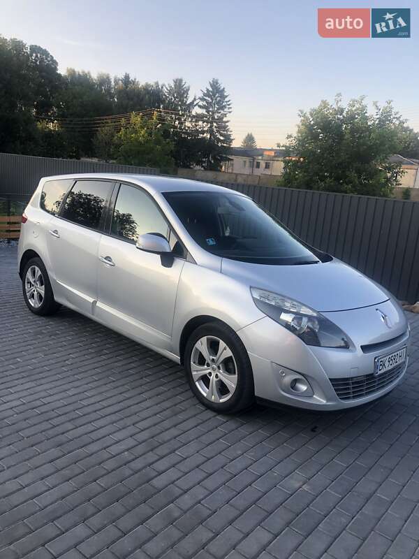 Минивэн Renault Scenic 2010 в 