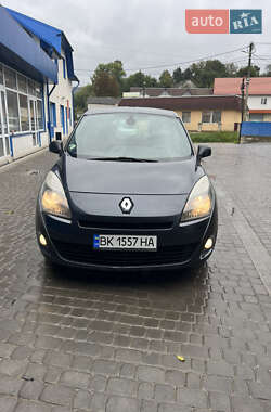 Минивэн Renault Scenic 2011 в 