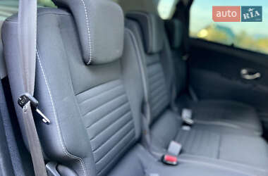 Минивэн Renault Scenic 2015 в 