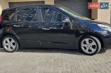Минивэн Renault Scenic 2011 в 