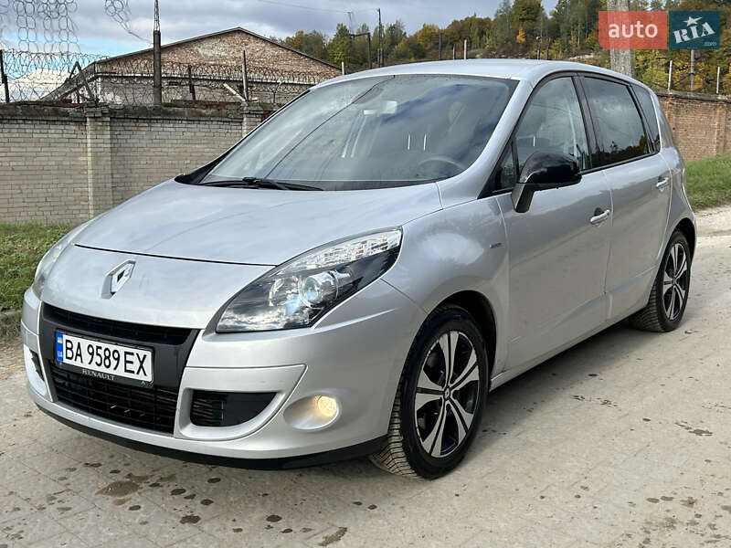 Минивэн Renault Scenic 2011 в 