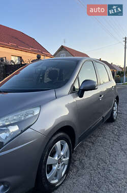 Минивэн Renault Scenic 2009 в 