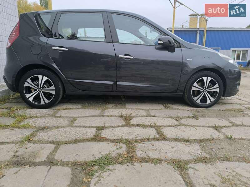 Минивэн Renault Scenic 2011 в 