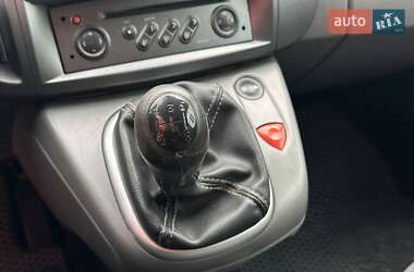 Мінівен Renault Scenic 2005 в  фото 24 Мінівен Renault Scenic 2005 в