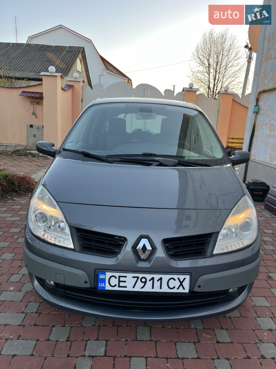 Гарне робоче авто в доброму стані. Зауважень до технічної сторони автомобіля немає, все справне.
По кузову є невеликі дефекти, які видно на фото.
Перевдягнена на зимову гуму, кондиціонер та пічка працюють справно.
Адекватний торг можливий біля автомобіля. Реальний розхід палива - 10 л/100 км по місту