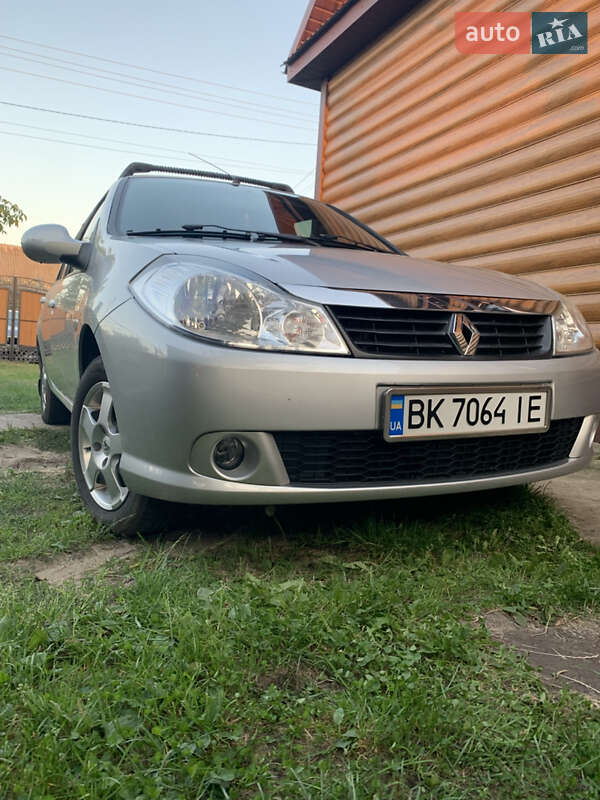 Седан Renault Symbol 2010 в Сарнах