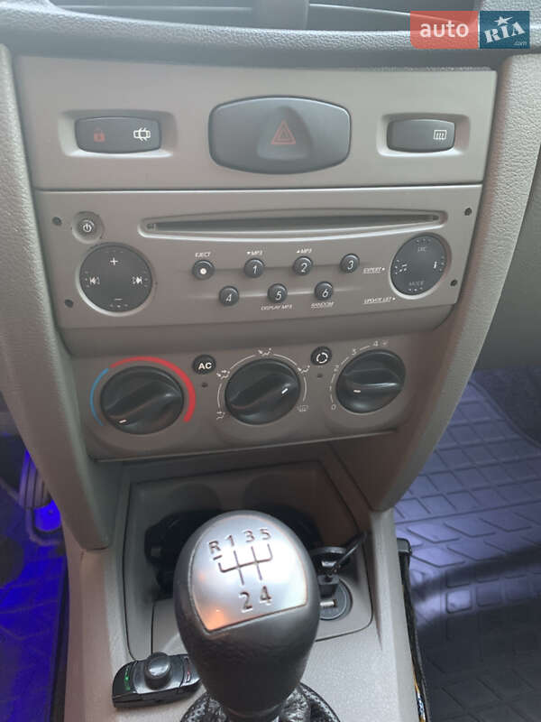 Седан Renault Symbol 2010 в Сарнах