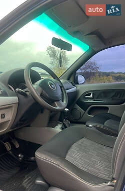 Седан Renault Symbol 2011 в  фото 16 Седан Renault Symbol 2011 в