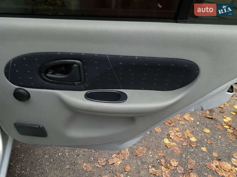 Седан Renault Symbol 2004 в Харькове
