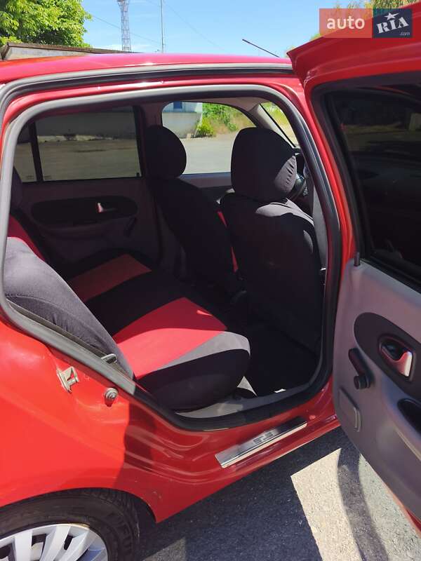 Седан Renault Thalia 2012 в Долині