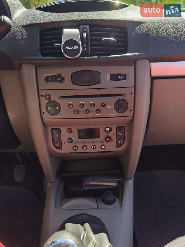 Седан Renault Thalia 2012 в Долині