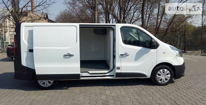 Вантажопасажирський фургон Renault Trafic 2015 в Чернівцях