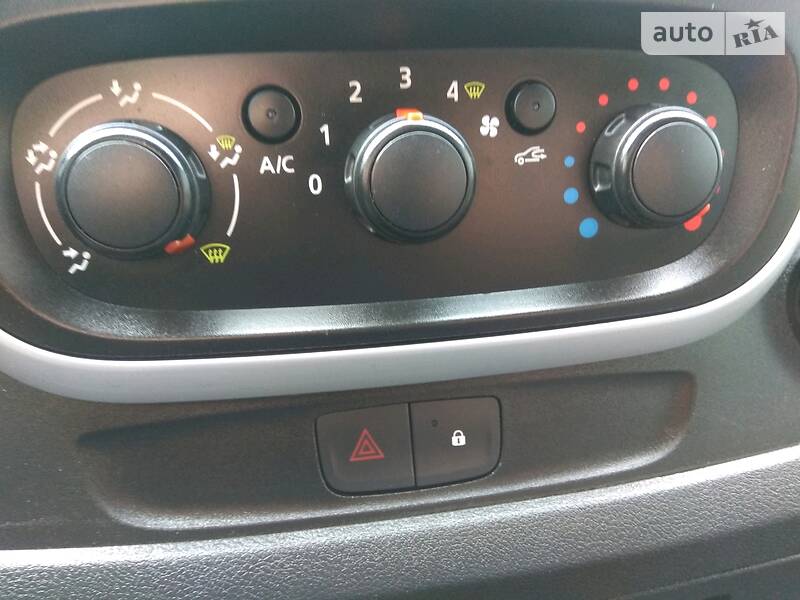 Вантажопасажирський фургон Renault Trafic 2016 в Бердичеві