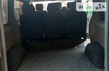 Вантажопасажирський фургон Renault Trafic 2005 в 