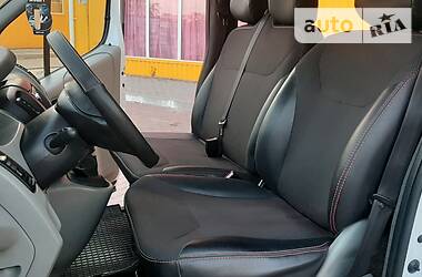 Вантажопасажирський фургон Renault Trafic 2005 в 