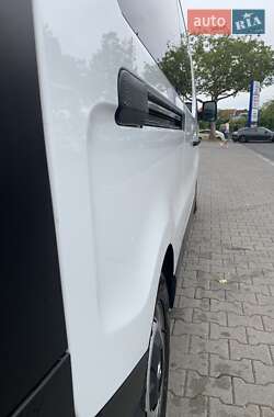 Мінівен Renault Trafic 2015 в 