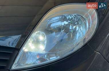 Вантажопасажирський фургон Renault Trafic 2011 в 