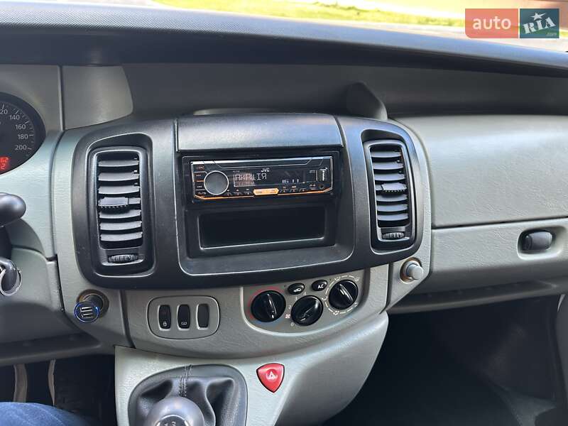 Мінівен Renault Trafic 2004 в Чернігові
