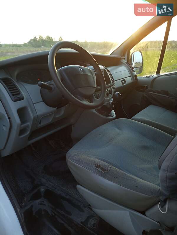 Вантажний фургон Renault Trafic 2004 в Дубровиці