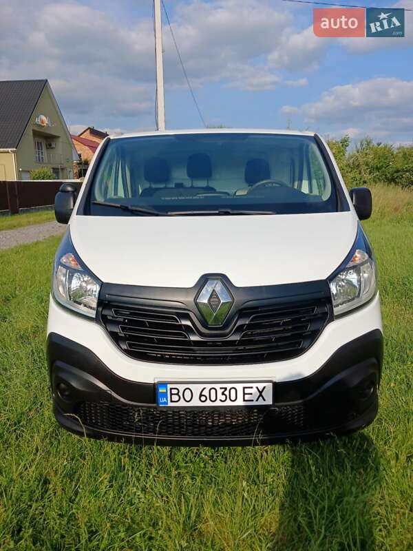 Грузовой фургон Renault Trafic 2016 в Красном