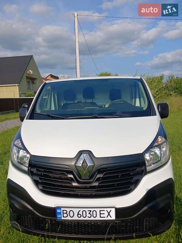 Грузовой фургон Renault Trafic 2016 в Красном