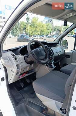 Вантажопасажирський фургон Renault Trafic 2012 в 