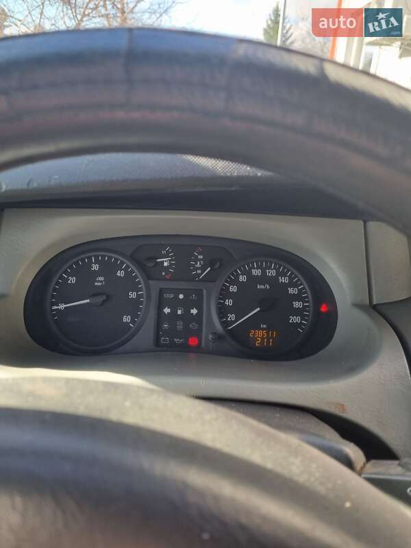 Вантажний фургон Renault Trafic 2004 в Львові