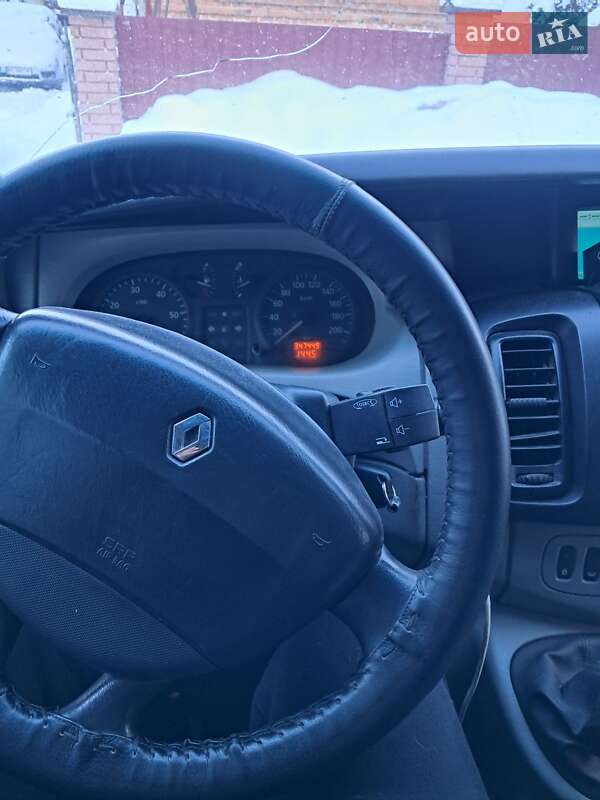 Грузопассажирский фургон Renault Trafic 2005 в Золочеве