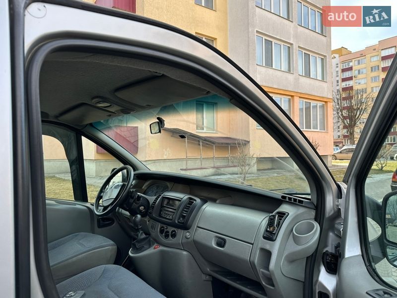 Грузопассажирский фургон Renault Trafic 2003 в Каменец-Подольском