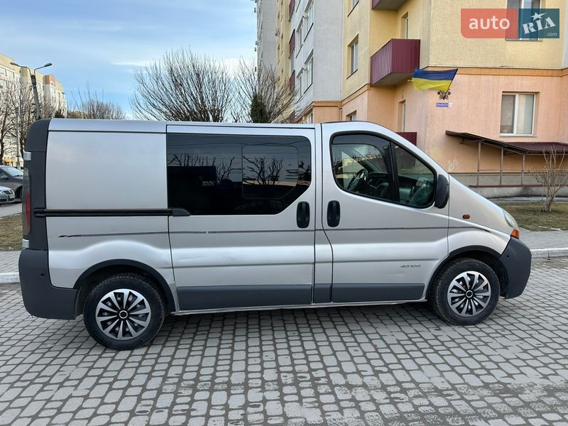 Грузопассажирский фургон Renault Trafic 2003 в Каменец-Подольском