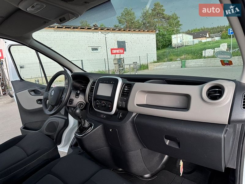 Грузопассажирский фургон Renault Trafic 2017 в Буче