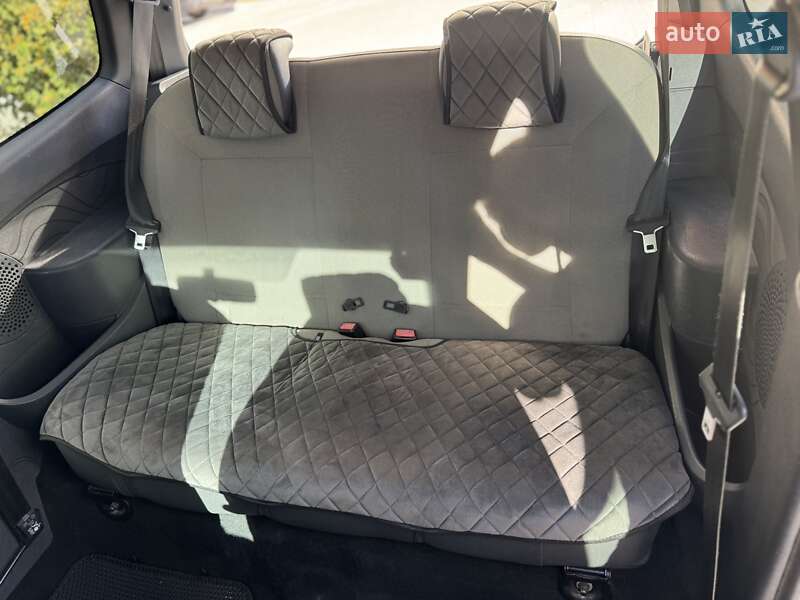 Хетчбек Renault Twingo 2011 в Дніпрі