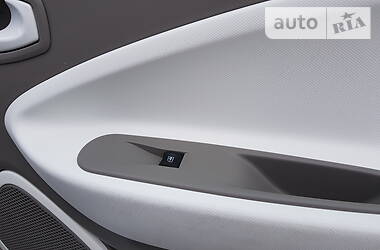Хетчбек Renault Zoe 2013 в 