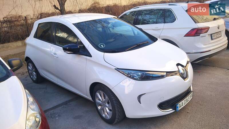 Хэтчбек Renault Zoe 2016 в 