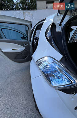 Хэтчбек Renault Zoe 2015 в 