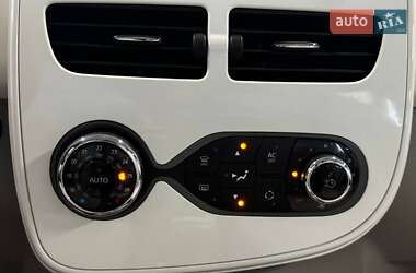 Хэтчбек Renault Zoe 2013 в 
