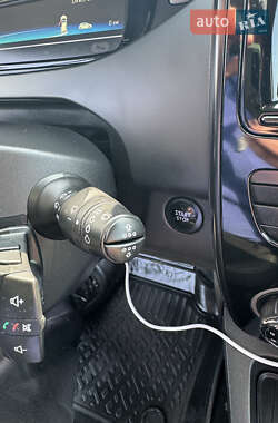 Хэтчбек Renault Zoe 2017 в 