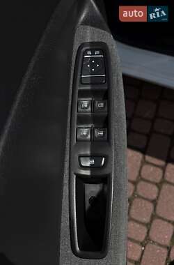 Хэтчбек Renault Zoe 2020 в 