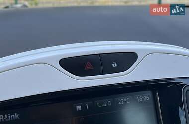 Хетчбек Renault Zoe 2015 в 
